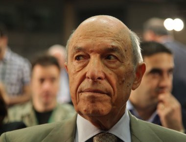 Ο Σπύρος Σημίτης αδερφός του πρώην πρωθυπουργού ήταν το «ταμείο» της κυβέρνησης το 1996-2004; (φωτό, βίντεο)